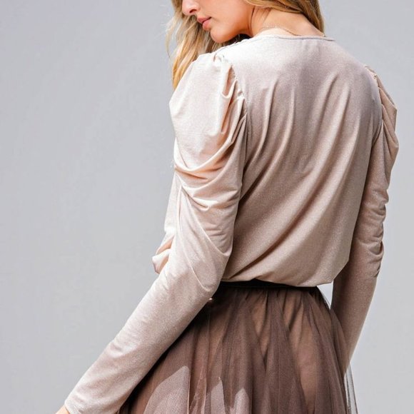 Easel top Gold V Neck Relaxed Mesh Lace Bottom Eye Closure Easel Bodysuit NEW M - Picture 2 of 6